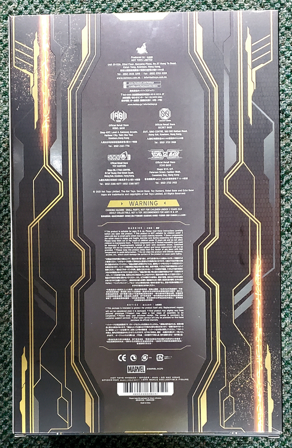 hot-toys-spider-man-black-and-gold-suit-2 Hot Toys Spider-Man Far From Home Black & Gold Suit 1:6 Scale Figure 2
