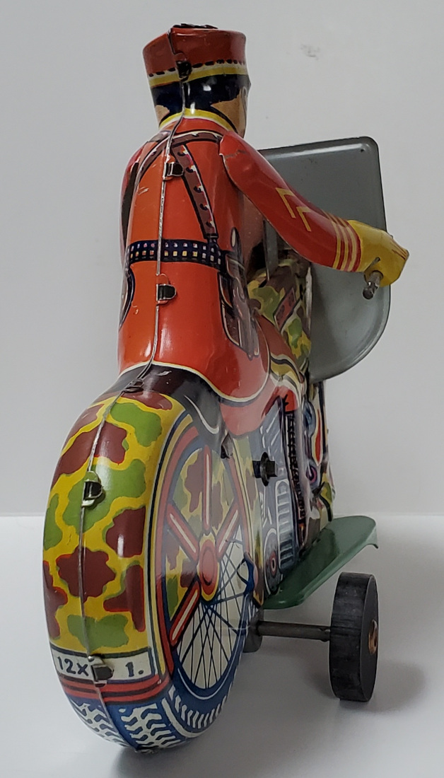 marx-sparking-motorcycle-soldier-tin-litho-wind-up-4 1940's Marx Tin Litho Wind-Up Sparking Motorcycle Soldier - Excellent Condition 4