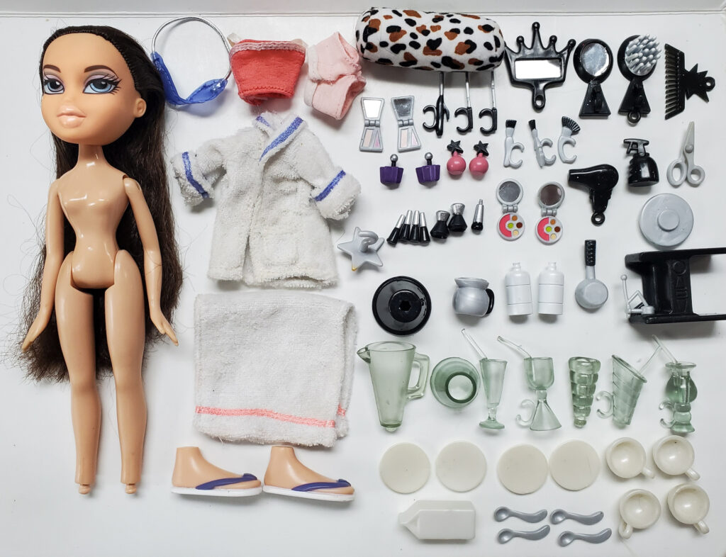 2002 Bratz Dolls 1st Edition Stylin' Spa and Salon with Dana 1