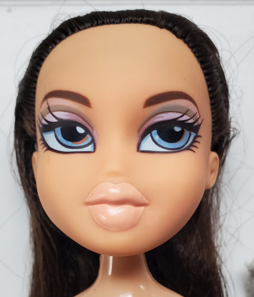 mga-bratz-dolls-first-edition-stylin-spa-and-salon-with-dana-2 2002 Bratz Dolls 1st Edition Stylin' Spa and Salon with Dana 2