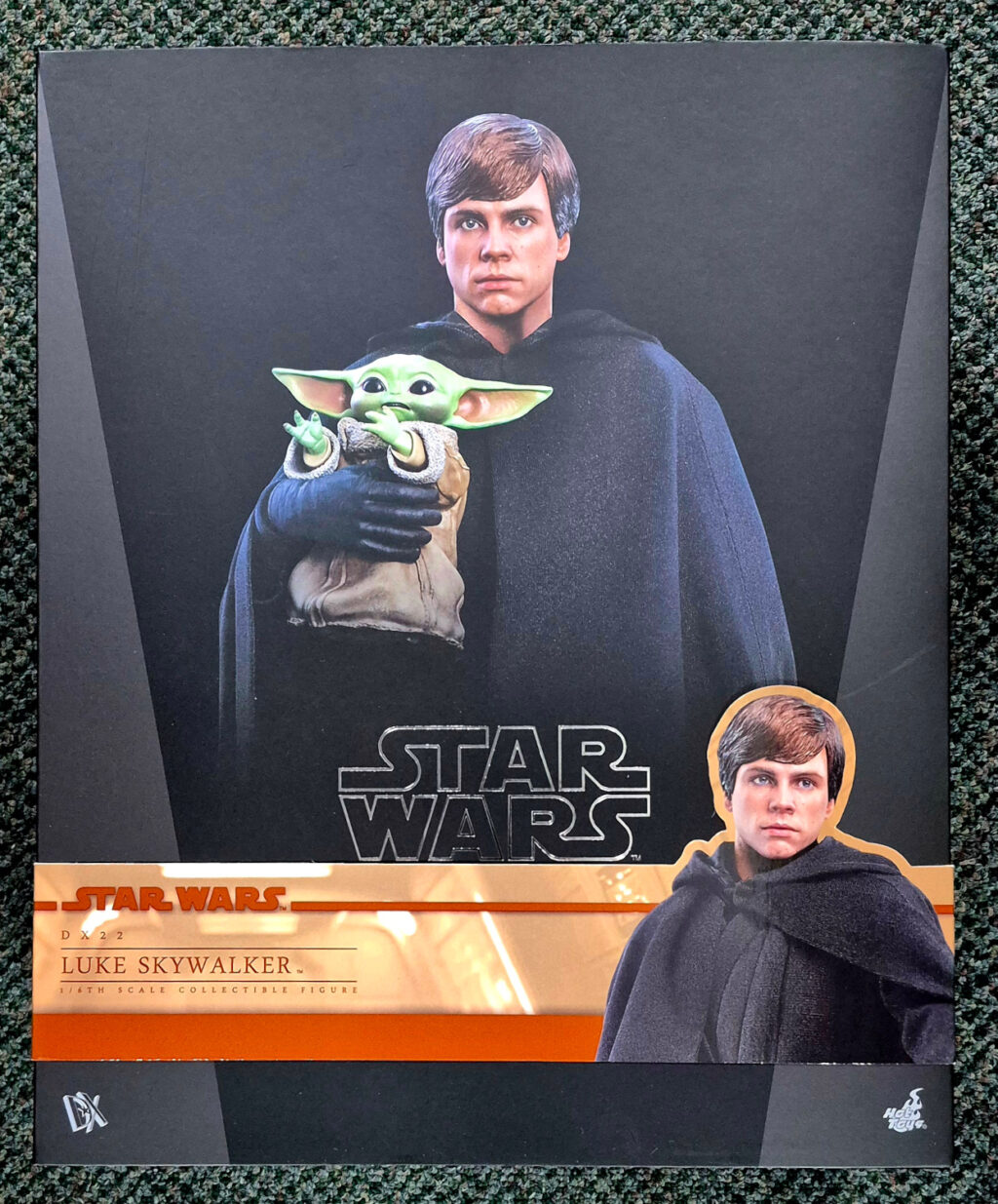 Hot Toys DX22 Star Wars The Mandalorian Luke Skywalker with Grogu 1:6 Scale Figure 1
