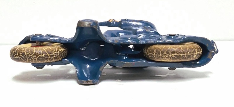 ac-williams-cast-iron-622-police-motorcycle-7 1930's AC Williams Cast Iron 6" Police Motorcycle with Rider 7