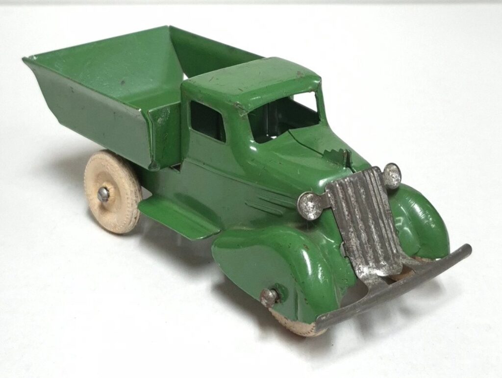 1940's Wyandotte Pressed Steel 6" Dump Truck 1