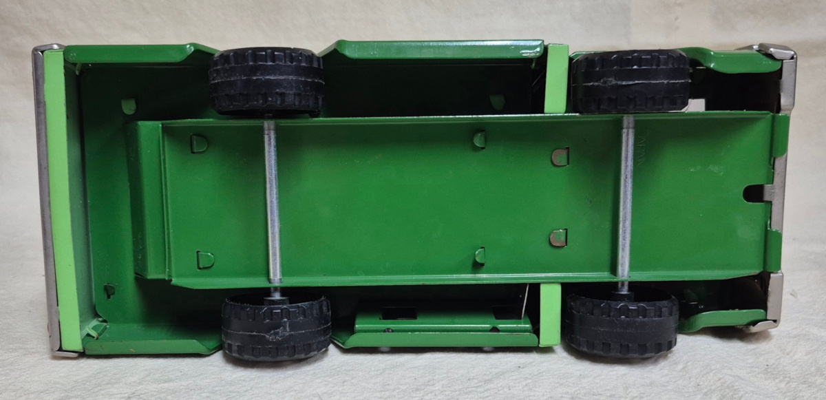 buddy-l-canada-dry-ginger-ale-delivery-truck-with-dolly-and-bottles-4 1970's Buddy L Canada Dry Ginger Ale Delivery Pressed Steel Truck 4