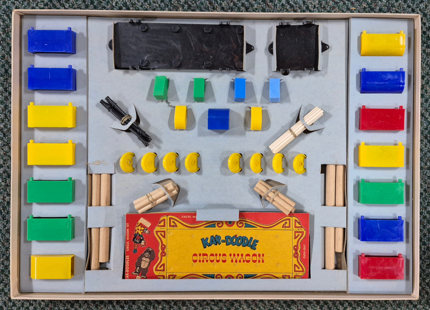 pilot-plastics-kar-doodles-car-toy-construction-set-3 1940's Pilot Plastics Kar-Doodles Car Toy Construction Set Complete in Box 3