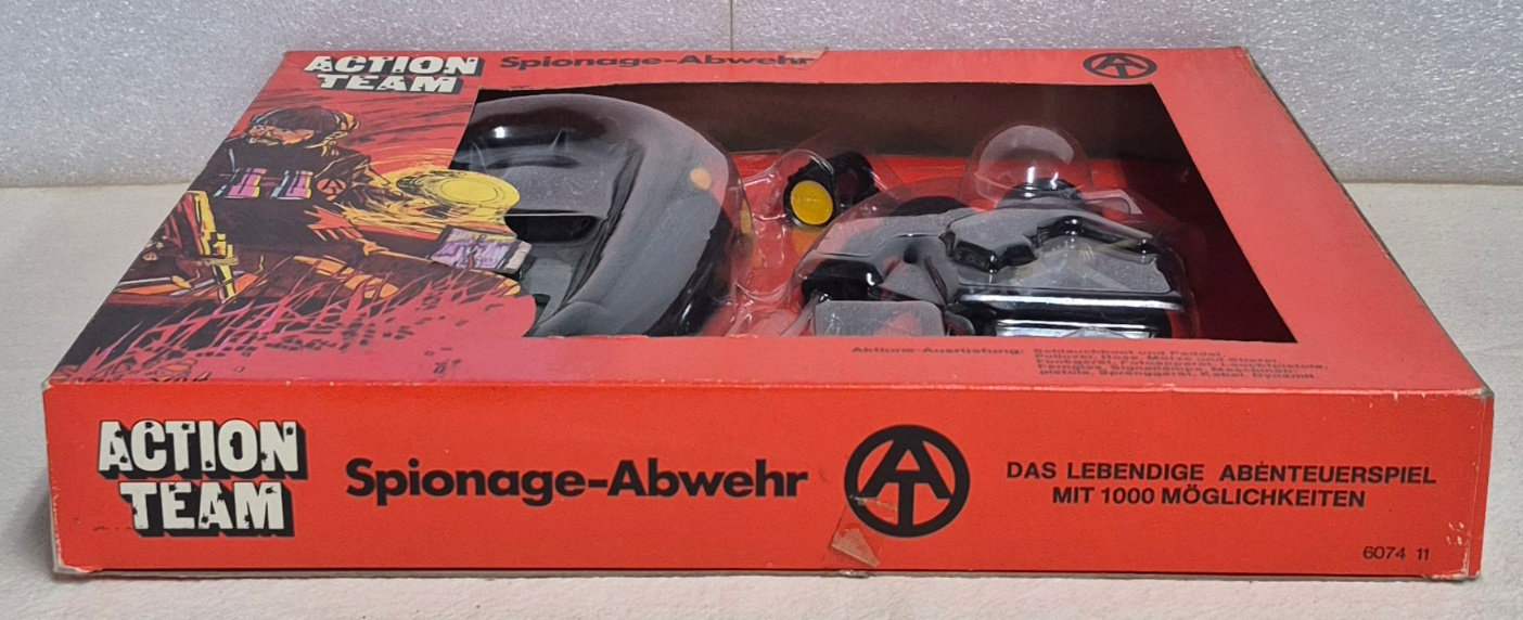 schildkrot-hasbro-gi-joe-action-team-spionage-abwehr-secret-mission-to-spy-island-set-4 1970 Schildkrot Hasbro G.I. Joe Action Team Spionage-Abwehr (Secret Mission to Spy Island) Set : Mint in Box 4