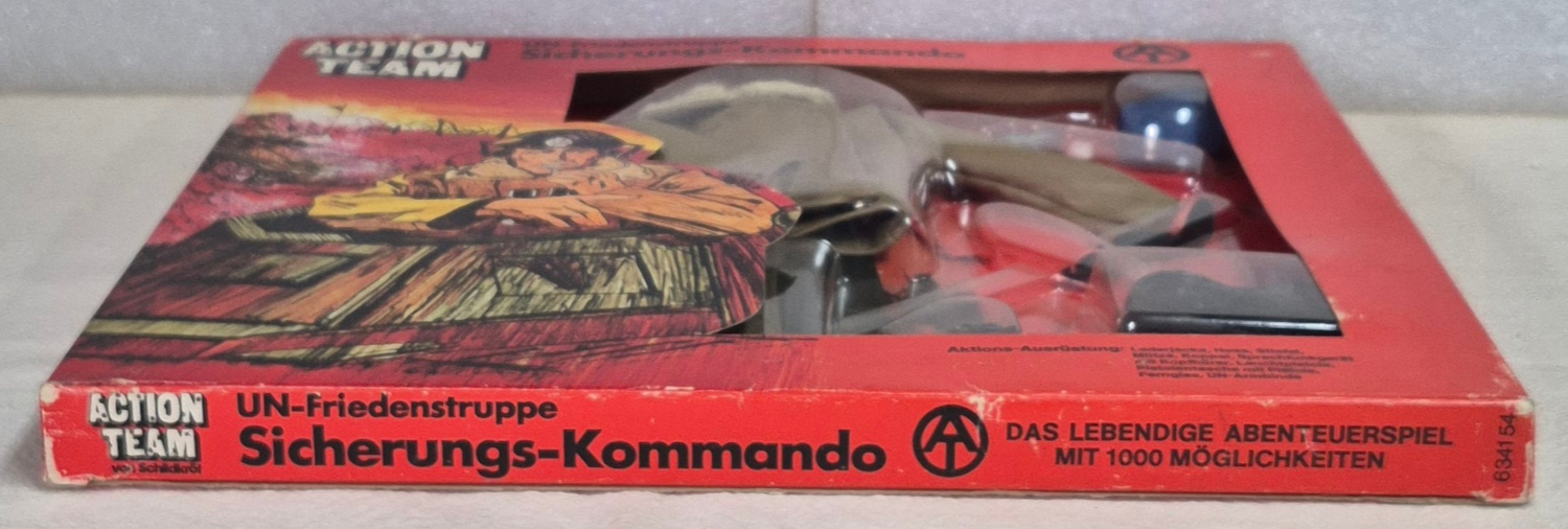 schildkrot-hasbro-gi-joe-action-team-un-friedenstruppe-sicherungs-kommando-outfit-set-4 1970 Schildkrot Hasbro G.I. Joe Action Team UN-Friedenstrupper Sicherungs-Kommando (U.N. Peacekeeping Force Security Command) Uniform Set : Mint in Box 4
