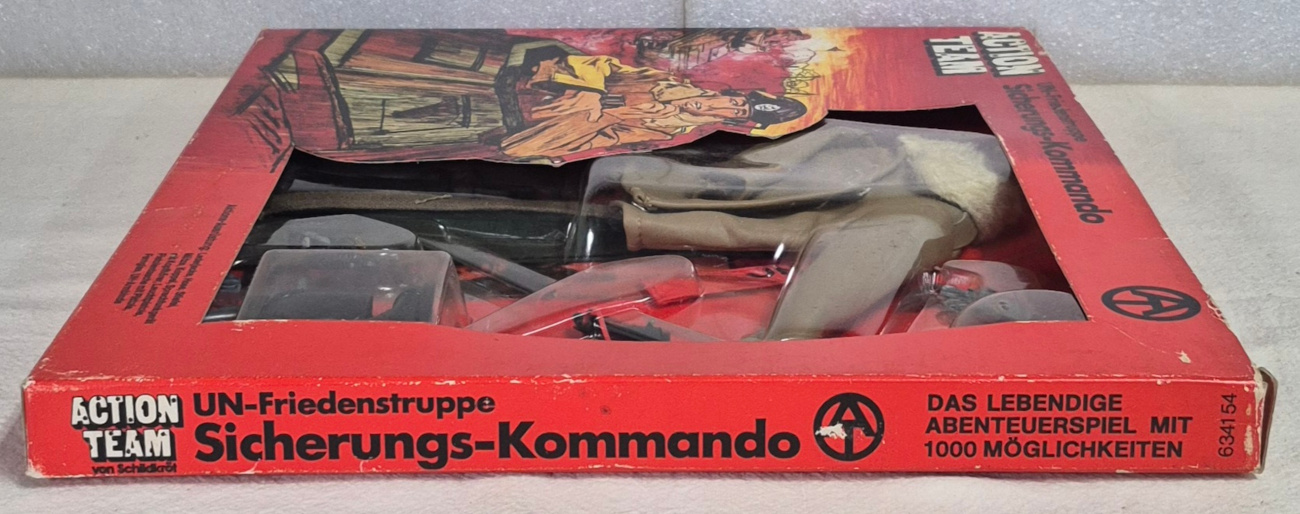 schildkrot-hasbro-gi-joe-action-team-un-friedenstruppe-sicherungs-kommando-outfit-set-5 1970 Schildkrot Hasbro G.I. Joe Action Team UN-Friedenstrupper Sicherungs-Kommando (U.N. Peacekeeping Force Security Command) Uniform Set : Mint in Box 5
